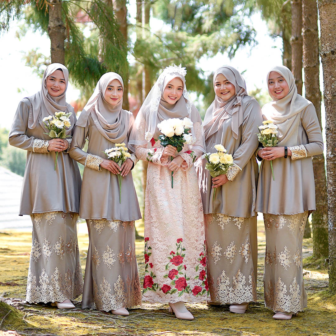 Model Baju  Bridesmaid  Hijab 2022 5 Inspirasi  Model Seragam Bridesmaid  Hijab Yang Elegan Nan 