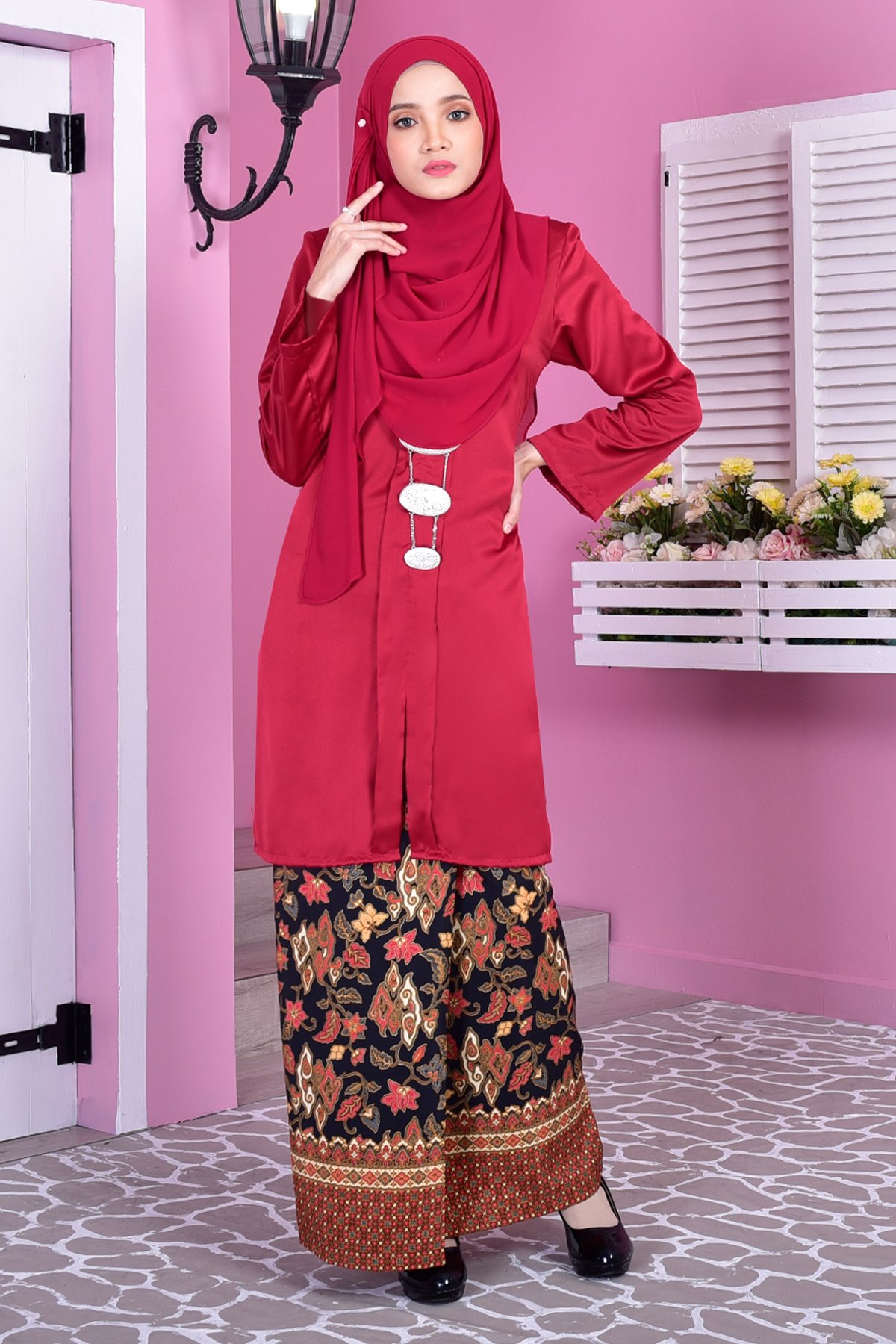 Baju Kebarung Batik Surina – Red – MuslimahClothing.Com