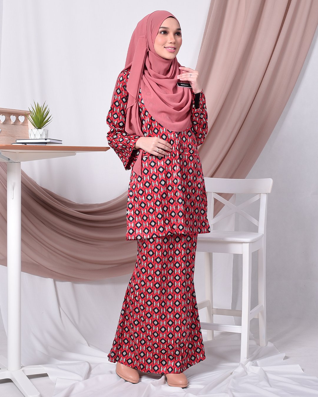 Baju Kurung Kedah Kiara – Tulip Red – MuslimahClothing.Com