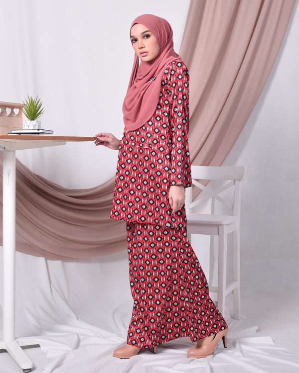 Baju Kurung Kedah Kiara – Tulip Red – MuslimahClothing.Com