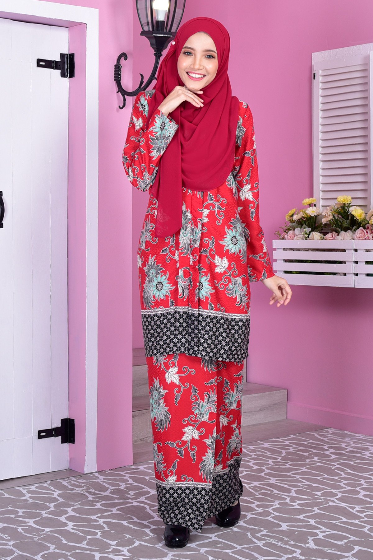 Baju Kebarung Batik Nazhia – Red – MuslimahClothing.Com