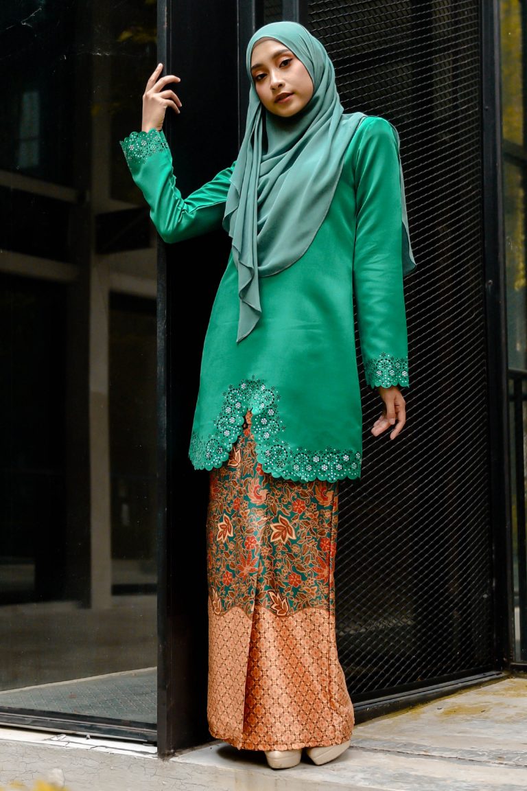 Baju Kurung Batik Moden Lasercut Nasuha Green Muslimahclothing Com