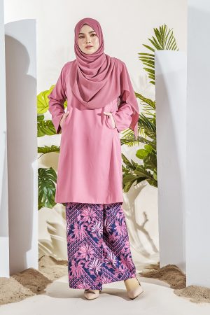 Baju Kurung Pahang Dainani Laluna X MCC - Pinky Blue