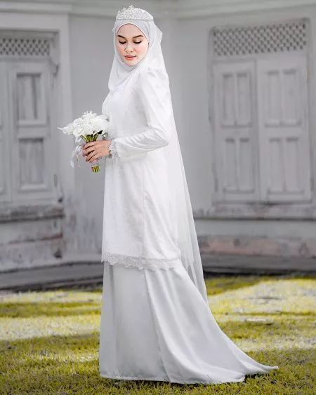 Baju Kurung Moden Lace Najelia -Off White – MuslimahClothing.Com