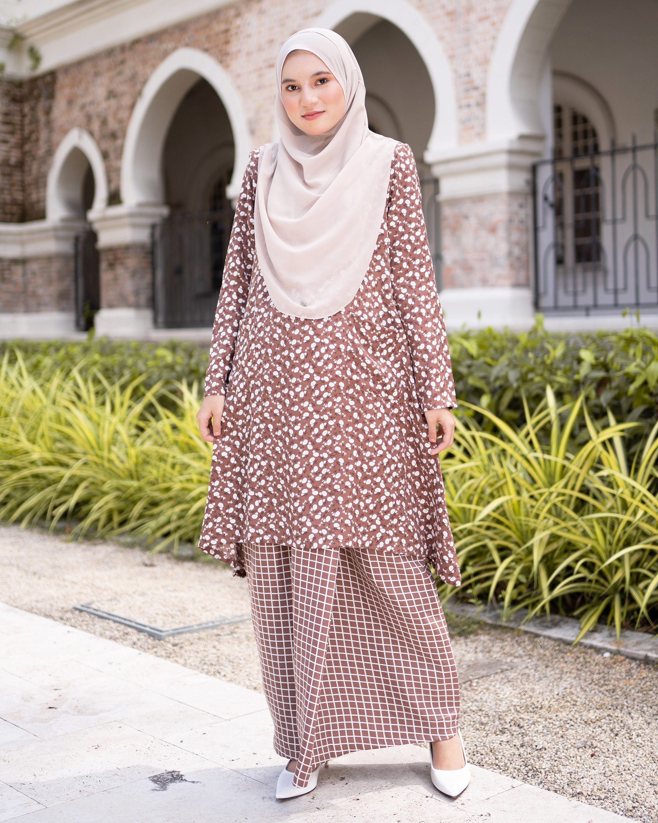 Baju Kurung Pahang Lusla Laluna X MCC – Milo Brown – MuslimahClothing.Com